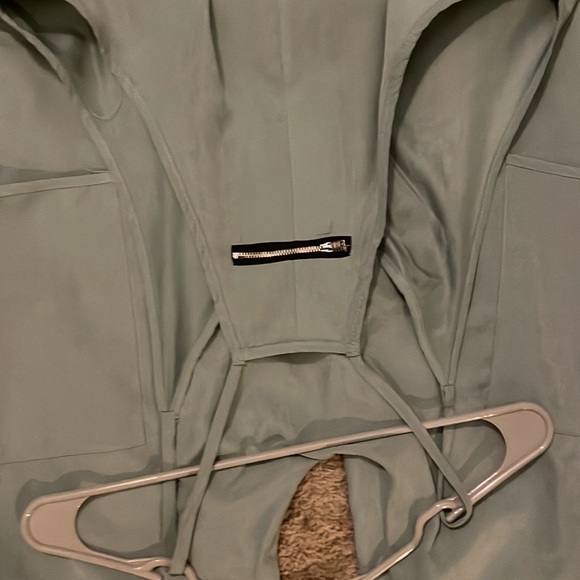 Sage green jumper, advertised all over tik tok.  I thought it was stretchy. Lg - Picture 3 of 3